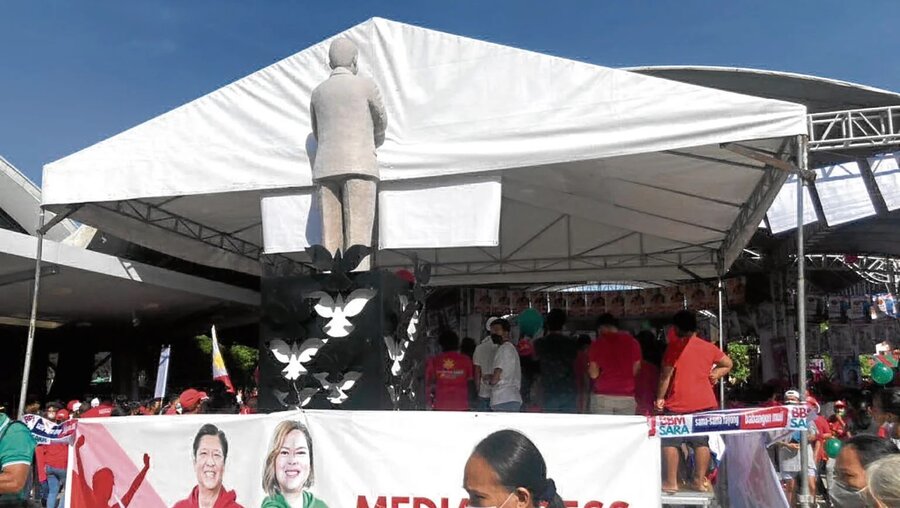 Das Aquino-Denkmal in Tarlac wurde während einer Kundgebung zum Tel von einem Zelt verdeckt.  / © NESTOR A. CORRALES / Philippine Daily Inquirer