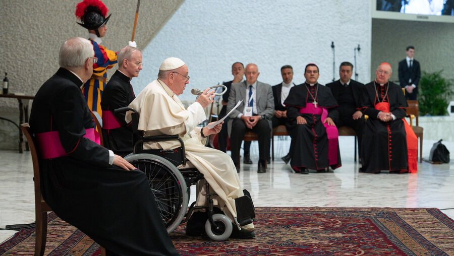 Papst Franziskus spricht bei einer Audienz im Vatikan / © Vatican Media/Romano Siciliani (KNA)