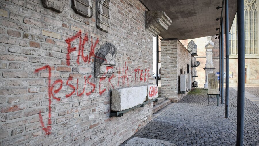 Graffiti an einer Wand vor dem Augsburger Dom am 10. Januar. / © Christopher Beschnitt (KNA)