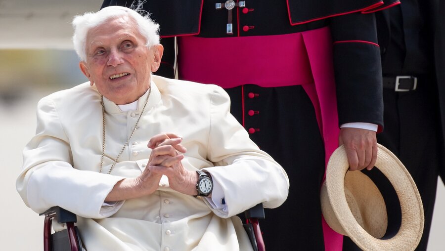 Der emeriterte Papst Benedikt XVI. / © Sven Hoppe/dpa/Pool (dpa)