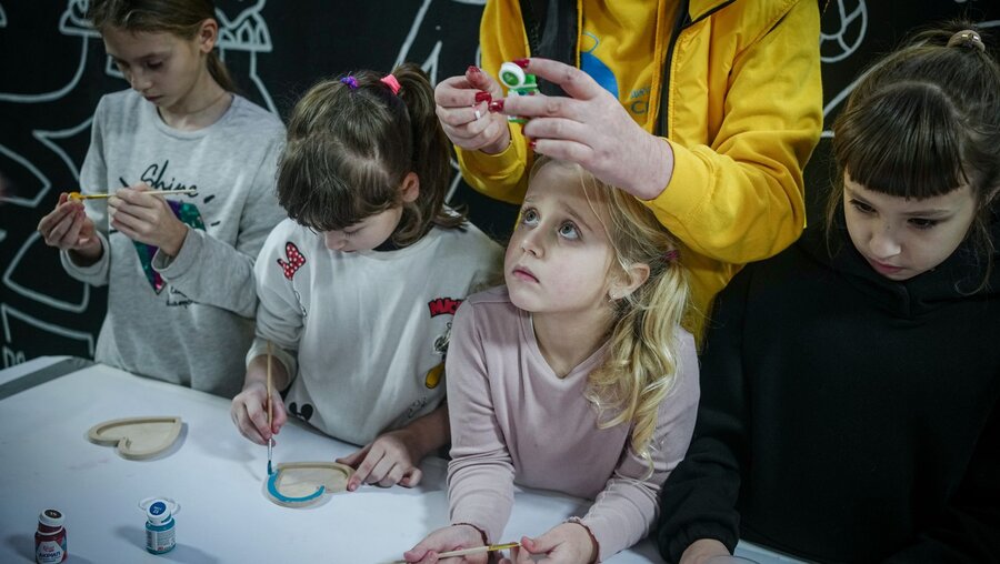 Ukraine, Odessa: Kinder malen im Unicef Treffpunkt Spilno Child Spot / © Kay Nietfeld (dpa)