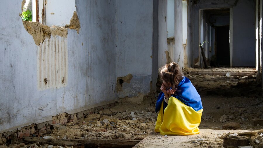 Ein Kind in einem zerstörten Haus / © Kharaim Pavlo (shutterstock)