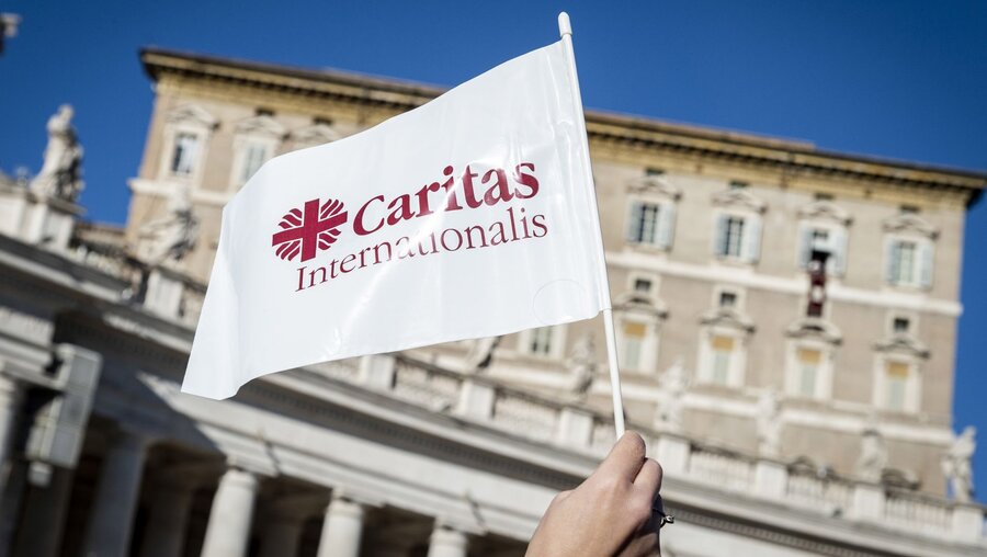 Flagge von Caritas Internationalis auf dem Petersplatz / © Cristian Gennari/Romano Siciliani (KNA)