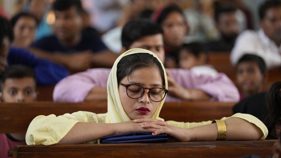 Indische Christen beten in einer Kirche / © Channi Anand (dpa)