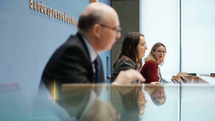 Pressekonferenz des Deutschen Ethikrats  / © Michael Kappeler (dpa)