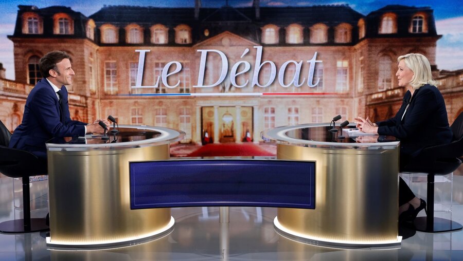 Emmanuel Macron und Marine Le Pen nehmen an einer TV-Debatte teil / © Ludovic Marin/Pool AFP/AP (dpa)