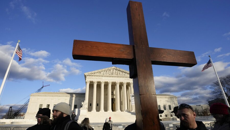 Eine Person hält ein Kreuz vor dem Obersten Gerichtshof der USA während der Demonstration March for Life – Marsch für das Leben / © Alex Brandon/AP (dpa)