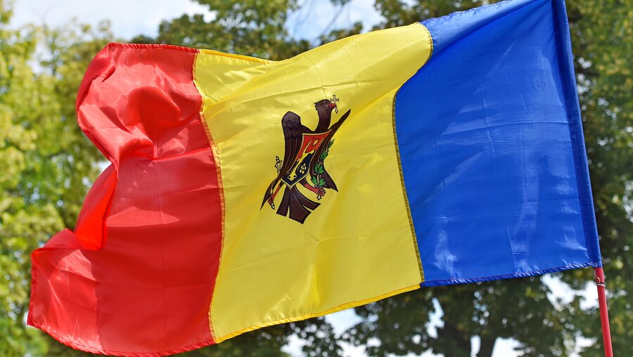Die wehende Nationalflagge von Moldawien. / © picture alliance / ZB (dpa)