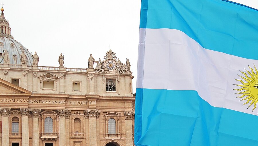 Eine argentinische Flagge weht vor dem ersten Angelusgebet von Papst Franziskus auf dem Petersplatz am 17. März 2023.jpg / © MattiaATH (shutterstock)