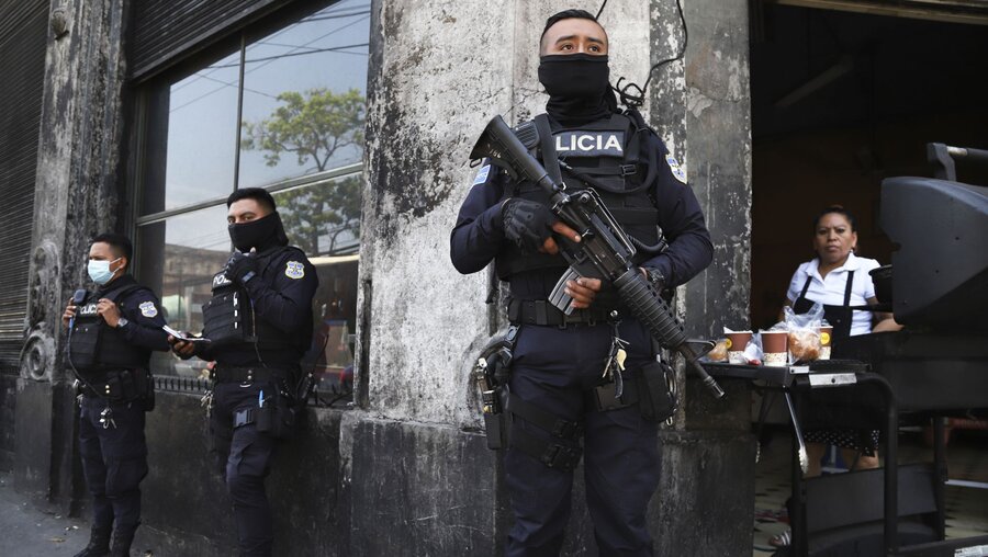 Schwer bewaffnete Polizisten bewachen die Straßen in der Innenstadt von San Salvador / © Salvador Melendez (dpa)