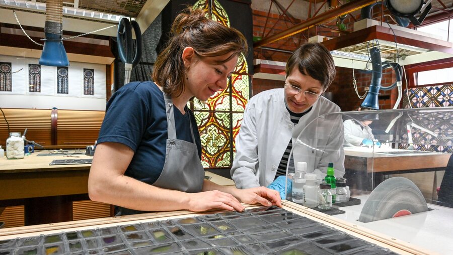 Restauratorin Élodie Schneider (l.) und Katrin Wittstadt restaurieren Buntglasscheiben aus der Kathedrale Notre-Dame in Paris / © Harald Oppitz (KNA)