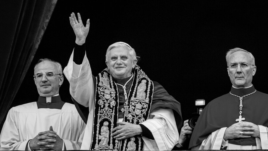  Der damalige Papst Benedikt XVI. kurz nach seiner Wahl am 19. April 2005. / © Domenico Stinellis (dpa)