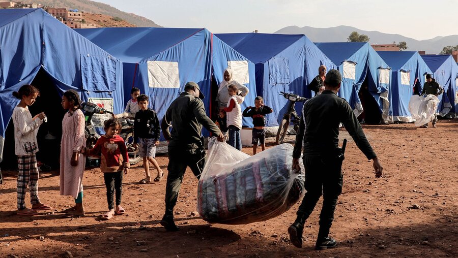 Marokko, Al Haouz: Soldaten tragen Hilfsgüter in ein provisorisches Lager des marokkanischen Zivilschutzes, das für die Opfer des schweren Erdbebens eingerichtet wurde / © Khaled Nasraoui (dpa)