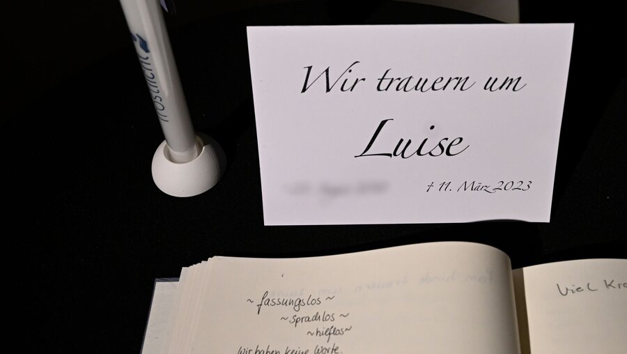 In der evangelischen Kirche von Freudenberg liegt ein Kondolenzbuch für das getötete Mädchen Luise aus / © Roberto Pfeil (dpa)