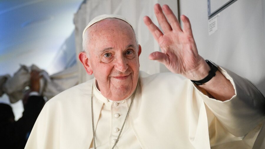 Papst Franziskus während einer Auslandsreise / © Vatican Media/Romano Siciliani (KNA)