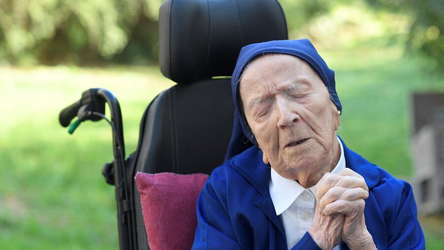 Die französische Schwester André betet am 10.02.2021, dem Vorabend ihres 117. Geburtstags / © Nicolas Tucat/AFP (dpa)