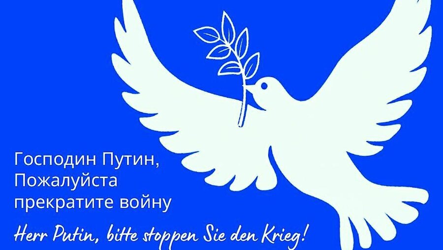 Die Vorderseite der Postkarten mit der Friedenstaube und der Aufforderung an Putin.  / © Pfarrei Zum Guten Hirten an der Dill