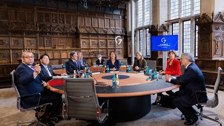 Arbeitssitzung im Friedenssaal des Historischen Rathauses während des Treffens der G7 Außenministerinnen und Außenminister am 04.11.2022 / © Rolf Vennenbernd (dpa)