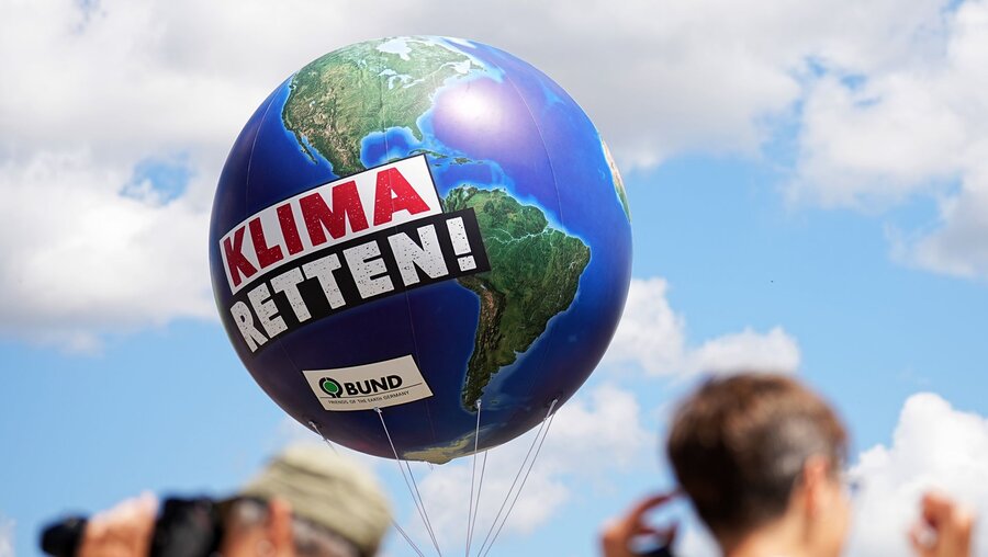 Ein Ballon in Form eines Globus mit der Aufschrift Klima retten fliegt bei einer Demonstration von G7-Kritikern / © Michael Kappeler (dpa)