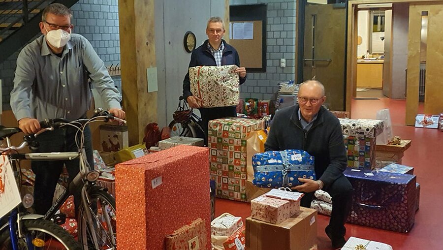 Ehrenamtliche verteilen Geschenke in Geldern an Bedürftige / © Friedhelm Appel, St. Maria Magdalena Geldern
