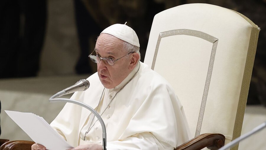Papst Franziskus während der Generalaudienz am Mittwoch / © Riccardo De Luca (dpa)