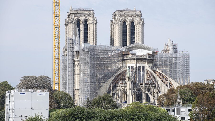 Blick auf den eingerüsteten Chor der Kathedrale Notre-Dame am 19. September 2021 in Paris. / © Corinne Simon (KNA)