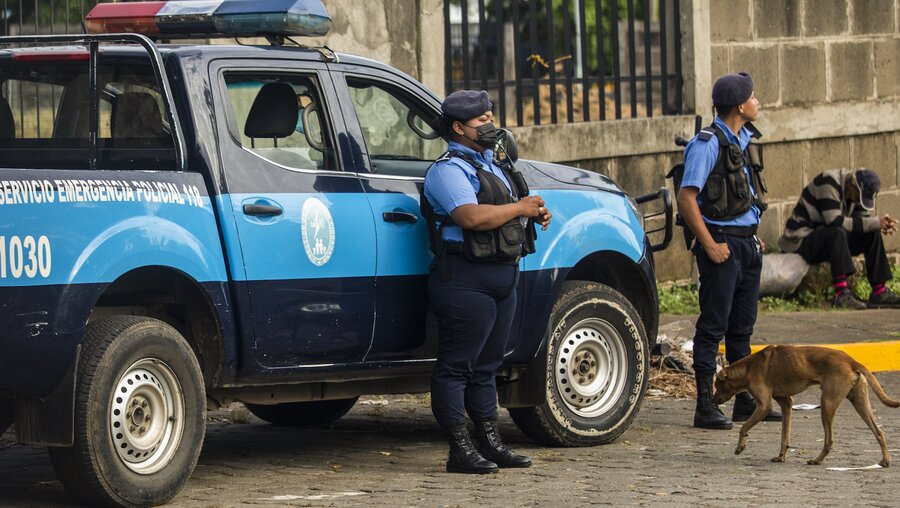 Polizisten stehen Wache vor der Kathedrale in Managua, Nicaragua / © Uncredited/AP (dpa)