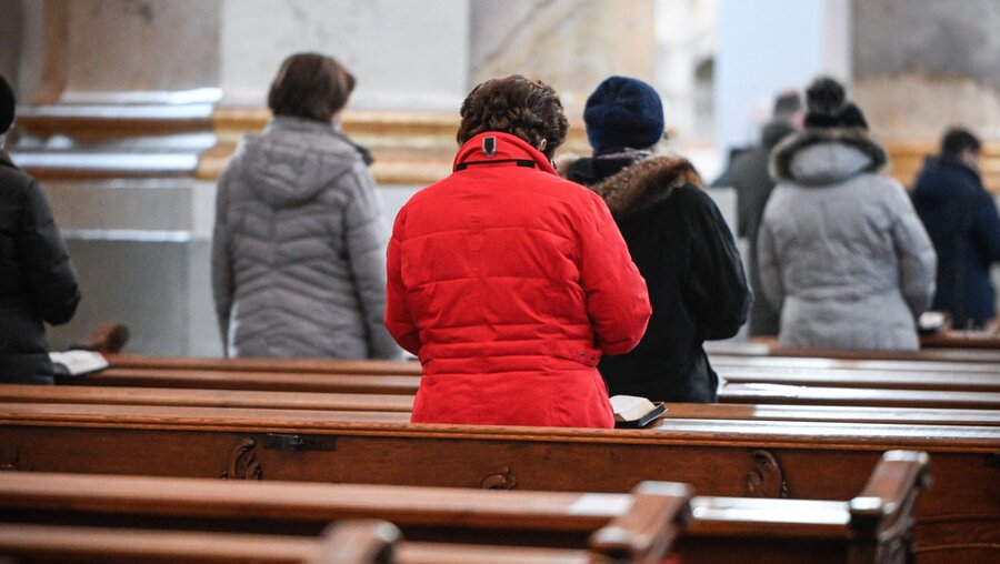 Gottesdienstbesucher während eines Gottesdienstes / © Julia Steinbrecht (KNA)