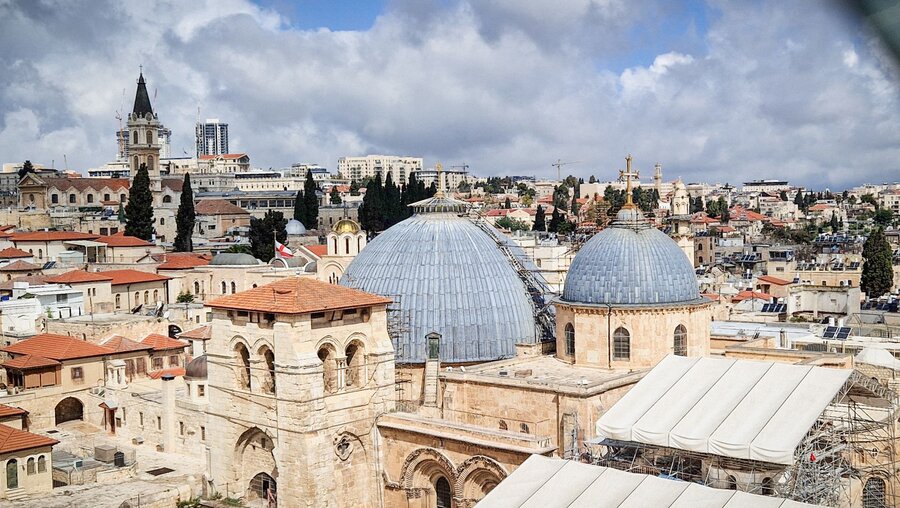 Blick auf die Grabeskirche mit Baugerüsten, am 10. April 2024 in Jerusalem / © Johannes Schidelko (KNA)
