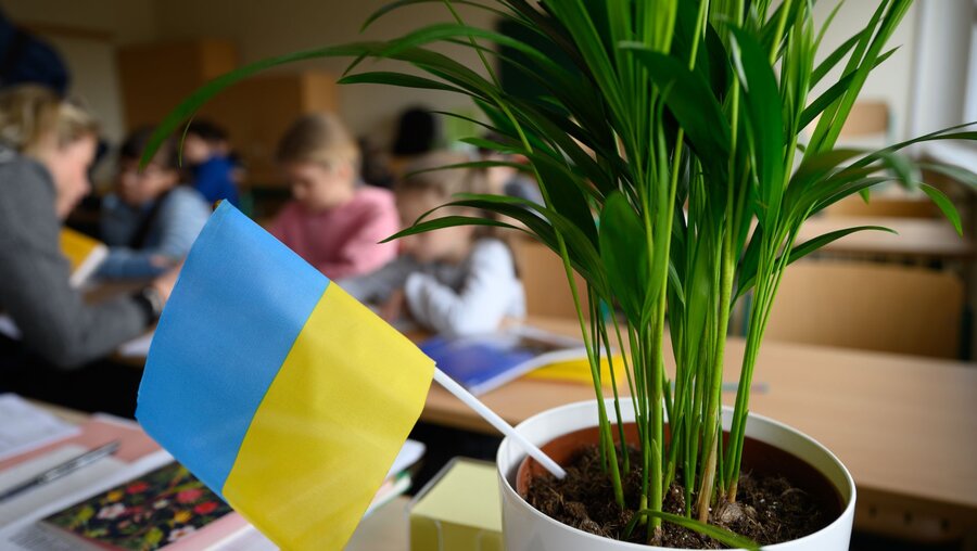 Grundschüler aus der Ukraine sitzen in der für ukrainische Kinder in einem Klassenzimmer. / © Robert Michael (dpa)