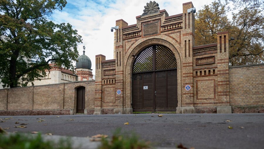 Verschlossen ist die Tür zur Synagoge in Halle/Saale / © Hendrik Schmidt (dpa)