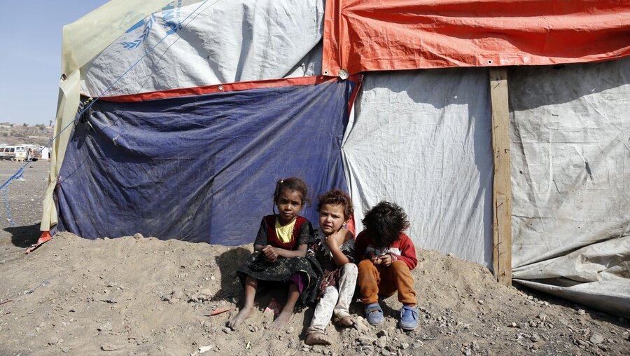 Kinder sitzen vor einem Zelt im Lager Dharawan für Binnenflüchtlinge in der Nähe von Sanaa im Jemen (Archiv) / © Mohammed Mohammed (dpa)