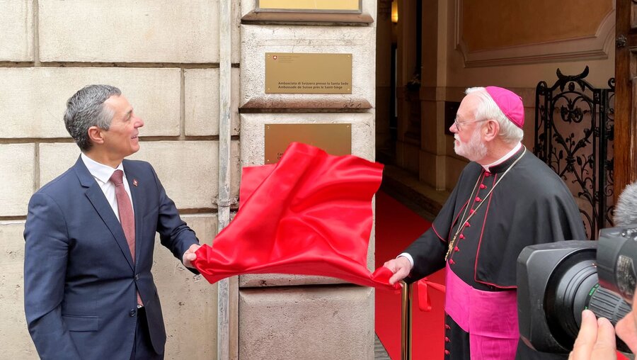 Ignazio Cassis und Erzbischof Paul Richard Gallagher enthüllen bei der Eröffnung der neuen Schweizer Botschaft beim Heiligen Stuhl das Eingangsschild / © Roland Juchem (KNA)