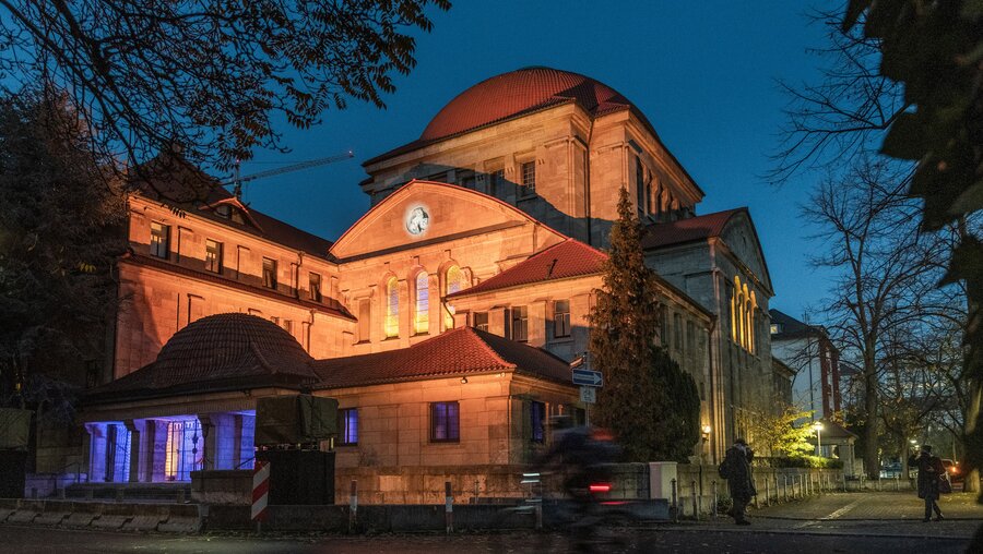 Beleuchtete Synagoge im Frankfurter Stadtteil Westend / © Bert Bostelmann (KNA)