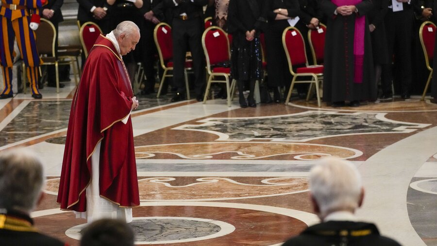 Papst Franziskus verzichtet wegen gesundheitlicher Probleme zu Beginn der Karfreitagsliturgie 2022 im Petersdom auf das Niederwerfen. / © Andrew Medichini/AP (dpa)