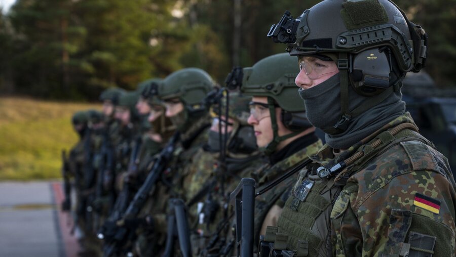 Soldaten der Bundeswehr stehen am 24.10.2022 auf der Airbase Ämari in Estland mit ihrer Ausrüstung zusammen. / © Christophe Gateau (dpa)