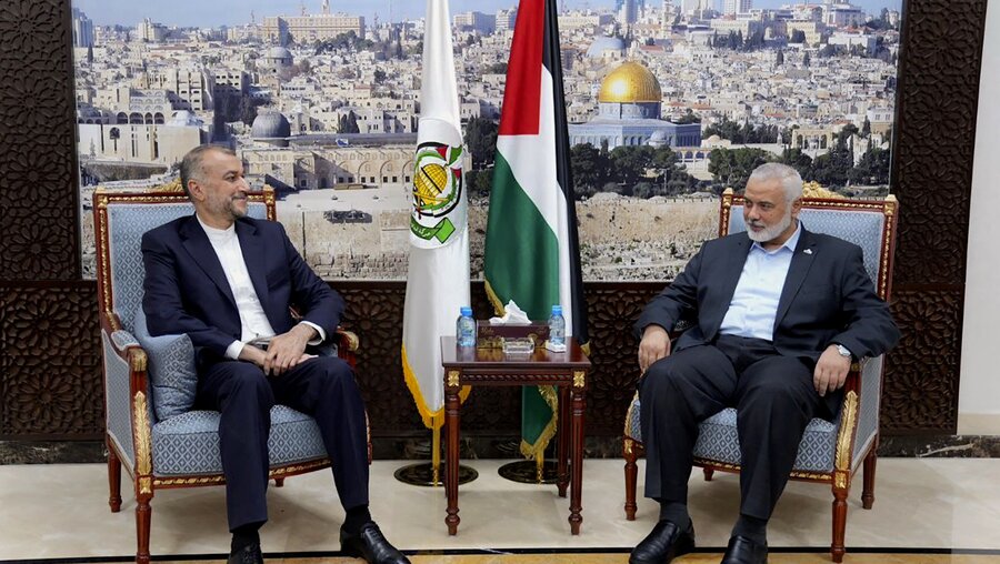 Auf diesem vom iranischen Außenministerium via AP veröffentlichten Bild trifft sich der iranische Außenminister Hussein Amirabdollahian (l.) mit Ismail Hanija, einem der Führer der islamistischen Palästinenserorganisation Hamas. / © Uncredited/Iranian Foreign Ministry/AP (dpa)