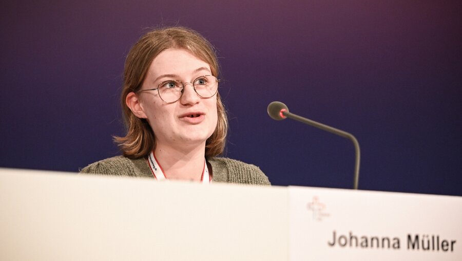 Johanna Müller, Mitglied im Bund der Deutschen Katholischen Jugend (BDKJ), spricht während des Pressestatements auf der dritten Synodalversammlung am 4. Februar 2022 in Frankfurt / © Julia Steinbrecht (KNA)
