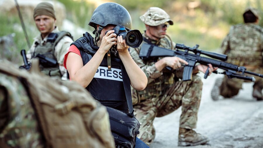 Journalisten im Kriegsgebiet / © PRESSLAB (shutterstock)