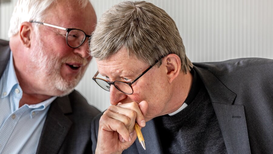 Jürgen Kleikamp (l.), kommissarischer Pressesprecher des Erzbistums Köln, spricht mit Kardinal Rainer Maria Woelki, Erzbischof von Köln, während einer Pressekonferenz am 2. Mai 2022 in Köln. / © Theo Barth (KNA)