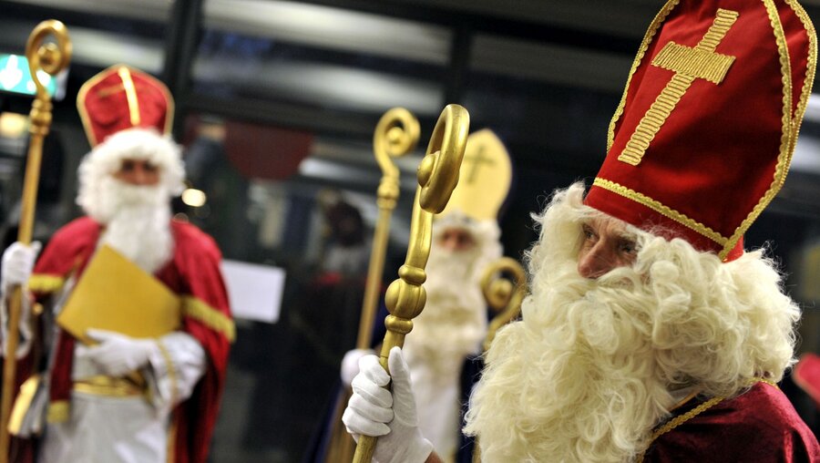 Als Heiliger Nikolaus verkleidete Männer / © N.N. (KNA)