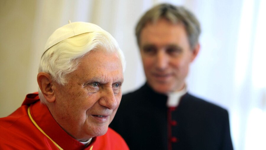 Papst Benedikt XVI. und sein Privatsekretär Georg Gänswein im Jahr 2009 / © Romano Siciliani/Agenzia Romano Siciliani (KNA)