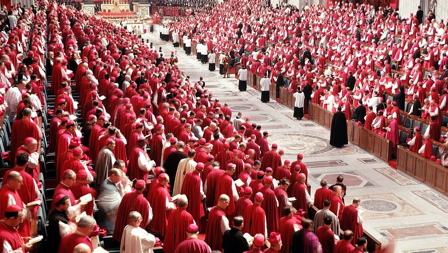 Blick in die Konzilsaula während des Zweiten Vatikanischen Konzils / © Ernst Herb (KNA)