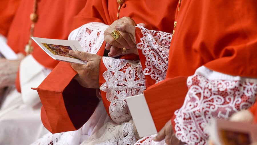 Ein Kardinal hält sein Birett in den Händen während eines Konsistoriums im Vatikan. / © Cristian Gennari/Romano Siciliani (KNA)