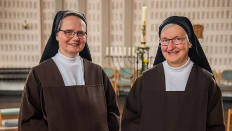 Schwester Maria (l.) und Schwester Miriam vom Orden der "Unbeschuhten Karmelitinnen" in Hamburg / © Michael Althaus (KNA)