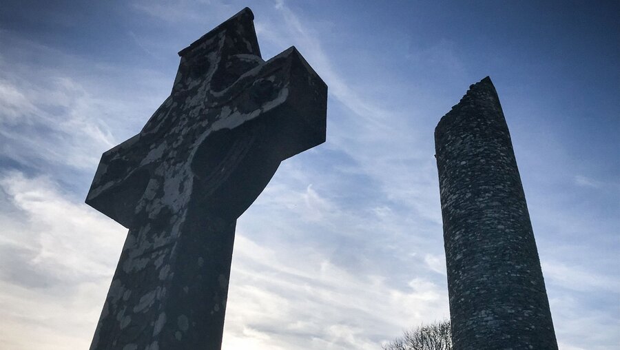 Keltische Kreuze und Rundturm auf dem Friedhof von Monasterboice / © Alexander Brüggemann (KNA)