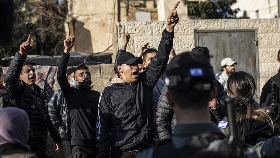 Palästinensische Aktivisten protestieren im Viertel Scheich Dscharrah in Ost-Jerusalem. / © Ilia Yefimovich (dpa)