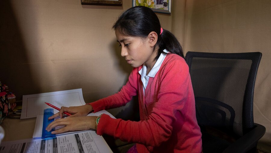 Homeschooling ohne Tablet oder Laptop: Kristel Chuc Pakay am Schreibtisch. / © Achim Pohl (Adveniat)