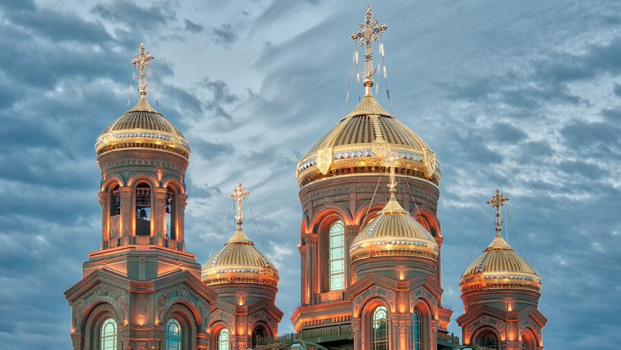 Die Kuppeln der Auferstehungskathedrale, Hauptkirche der russischen Streitkräfte in Kubinka bei Moskau, in der Dämmerung / © Arthur Lookyanov (shutterstock)