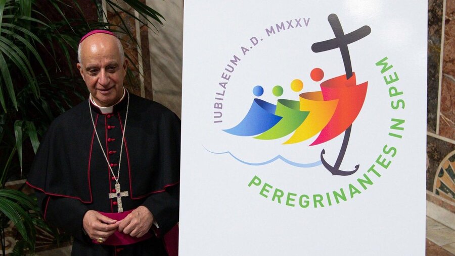Erzbischof Fisichella stellt das Logo des Heiligen Jahres 2025 vor   / © Vatikan Media (Vatikan)